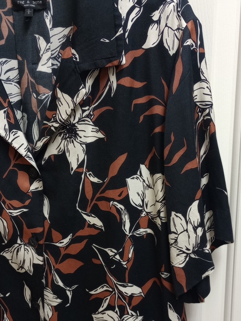 🆕🤎 RAG & BONE "MARE" BLACK SHORT SLEEVE SILK BLOUSE BROWN WHITE FLORAL DESIGNS - Picture 6 of 13